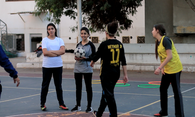 Video: meisjes in Gaza voetballen met passie